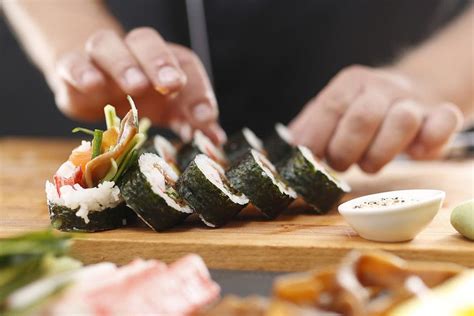 Infografía de los utensilios básicos para preparar sushi casero