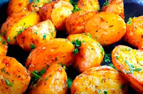 patatas doradas en sartén, detalle de textura crujiente