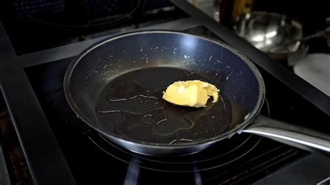 sartén con papas salteándose en mantequilla y aceite