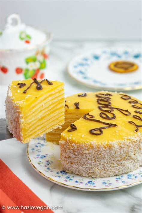Torta de panqueques con diferentes capas de relleno y decoración