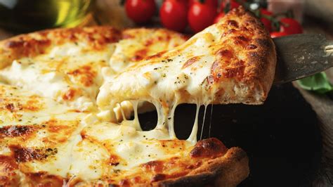 Fotografía de pizza con mozzarella fundida