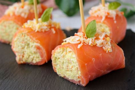 Rollitos de salmón ahumado rellenos de aguacate y surimi