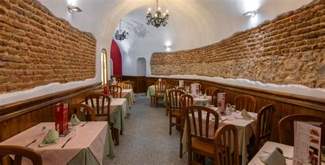Salón principal del Museo del Jamón con mesas y escenario