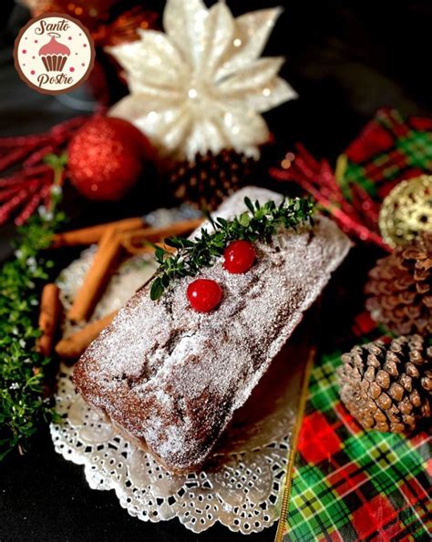 Foto de un queque navideño entero y rebanado, mostrando la textura húmeda y las frutas