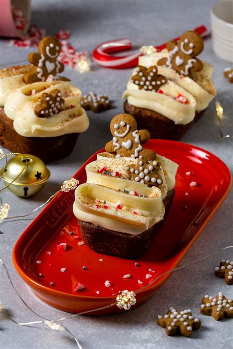 Mini queques navideños decorados con frosting y jengibre