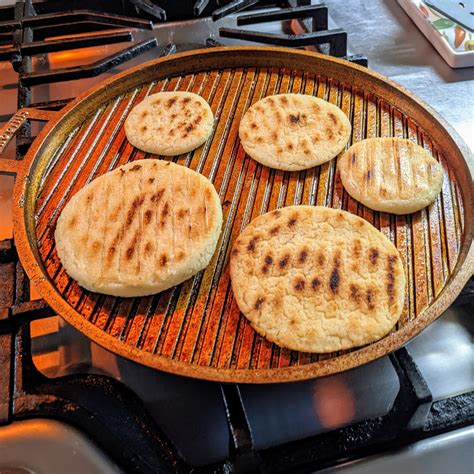 Imagen de cachapas cocinándose en un budare