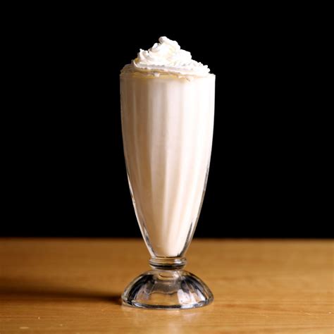 Imagen de un batido de leche con helado recién preparado, con espuma y adornos.