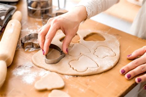 Proceso de estirar y cortar masa de galletas con moldes navideños
