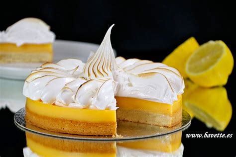 Merengue suizo decorativo sobre pie de limón