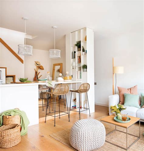 Salón decorado con paredes verde manzana y muebles en blanco y madera natural.