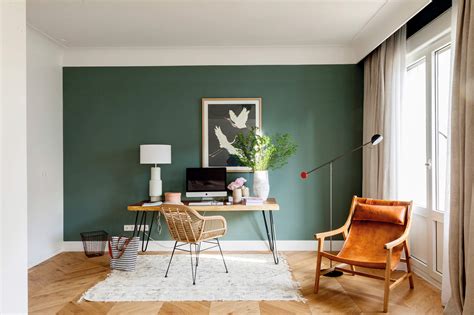 Ejemplo de decoración de oficina con paredes verde manzana y detalles en gris y dorado.