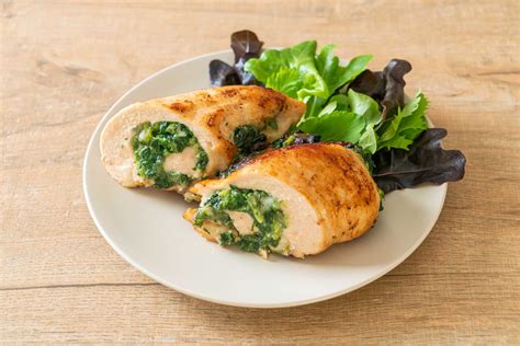 Plato de pechuga de pollo salteada con espinacas frescas y una base de salsa cremosa