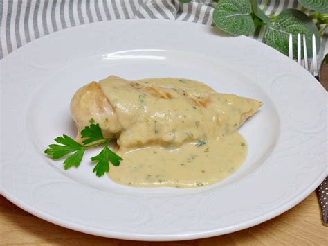 Sartén con pechugas de pollo bañadas en salsa cremosa de espinacas y queso parmesano