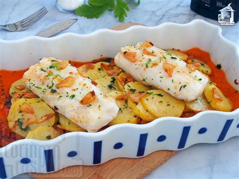 disposición de filetes de merluza en una bandeja para horno