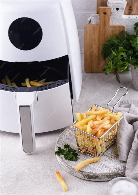 Foto de papas prefritas cocinadas en freidora de aire
