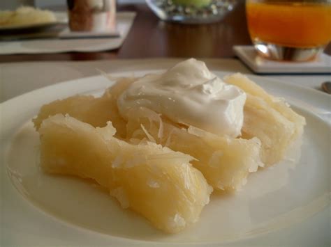 Yuca cocida en almíbar, con trozos de yuca suave y un líquido dulce.