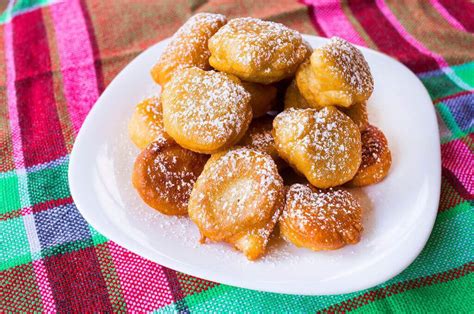 Buñuelos de yuca fritos y dorados en un plato, listos para servir.