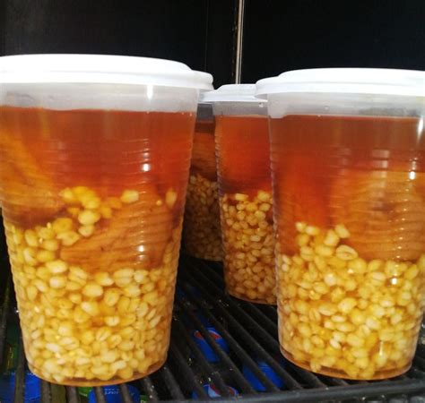 Proceso de preparación de caramelo en una olla para el jugo de Mote con Huesillo