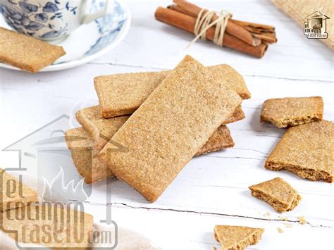 Galletas o muffins decorados con glaseado de canela festivo