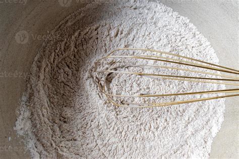 infografía con los pasos para mezclar ingredientes secos y líquidos y formar la masa de las galletas