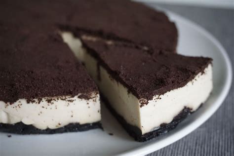 fotografía de una tarta de Oreo vegana decorada