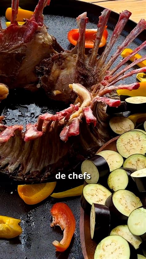 costillas de cerdo cocinándose lentamente en una parrilla con fuego indirecto