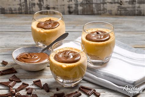 Carlota de manjar y café decorada con chocolate y menta