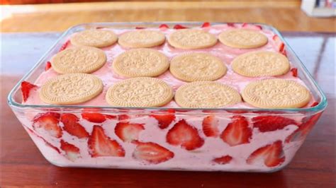 Carlota de galletas de champaña con capas de fruta y crema