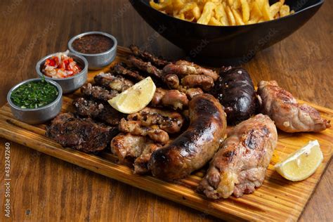 Fotografía de una parrillada argentina con varios cortes de carne y achuras