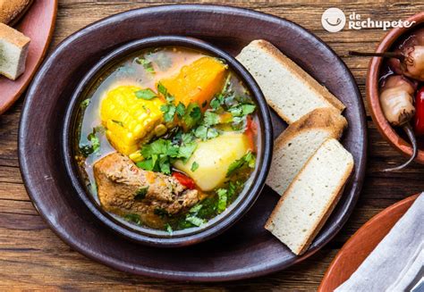 Fotografía gastronómica: una cazuela chilena tradicional servida en plato de greda