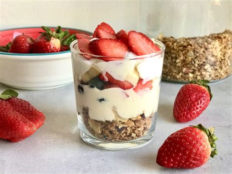 Vasitos de yogur con capas de frutas y galletas trituradas