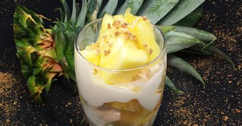 Postre de piña en un vasito individual