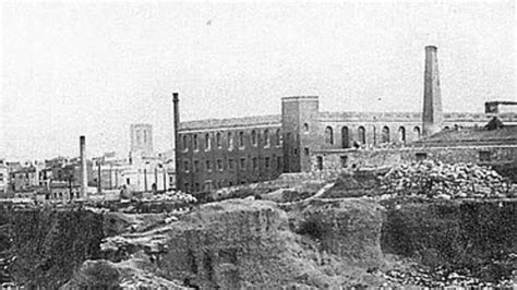 Fotografía antigua de la primera fábrica de cecinas Soler o de la familia fundadora.