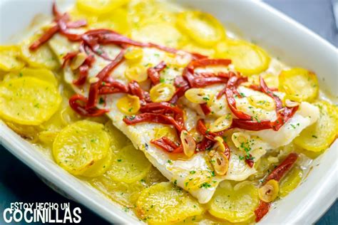 Filete de bacalao al horno servido con mermelada de naranja y guarnición de ensalada y fresas.