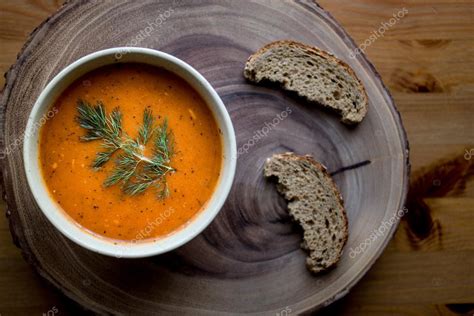 Plato servido de Sopa Tarhana turca con guarnición de pan crujiente.