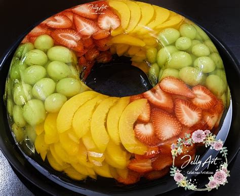 Torta de yogur con capas de bizcocho y gelatina de frutas