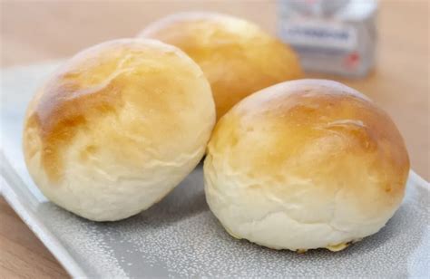Foto de ingredientes simples para pan de leche sin harina: huevo, polvo para hornear, leche en polvo
