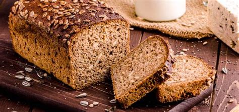 Ingredientes secos y líquidos para pan sin gluten con psyllium y bicarbonato