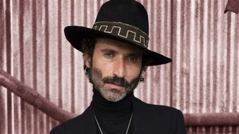 Ilustración de Matías Leiva vestido como chef, vendiendo sándwiches gourmet en un canasto de madera.