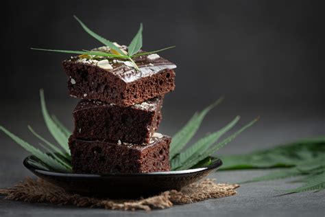 Variedad de comestibles de cannabis (queques, brownies, galletas, dulces)
