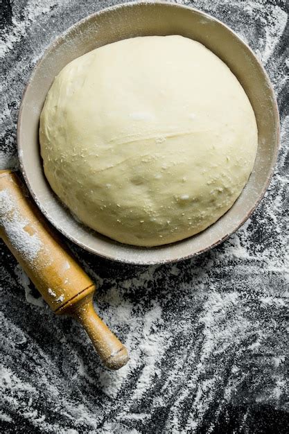 Masa leudando en un bol