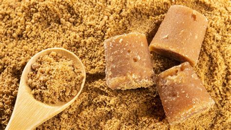Bloques de panela y panela rallada en un cuenco