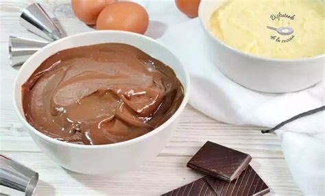 Crema pastelera de chocolate lista para usar en un recipiente