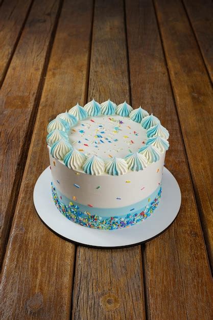 Pastel de vainilla decorado con crema de mantequilla y sprinkles de colores