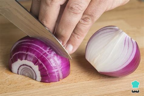 Cebolla morada cortada en finas julianas lista para ensaladas.