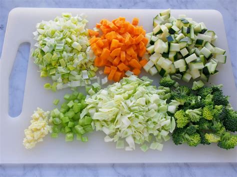 Variedad de verduras frescas para sopa, dispuestas para cocinar