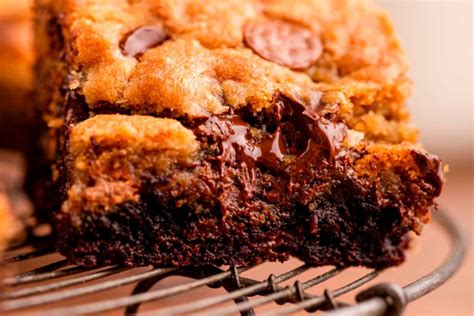 Ilustración mostrando diferentes tipos de moldes para brownies y su impacto en la cocción