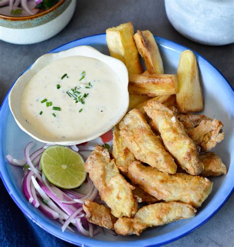 chicharrón de pescado terminado con limón y salsa