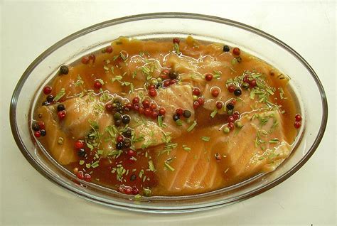 pescado marinado con especias en un tazón