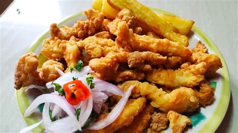 chicharrón de pescado recién frito sobre una rejilla